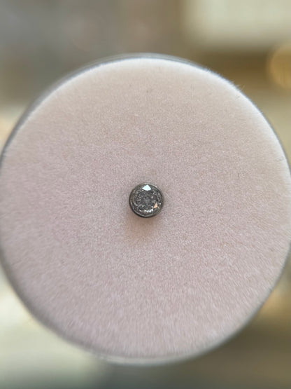 Bordered nose stud push pin