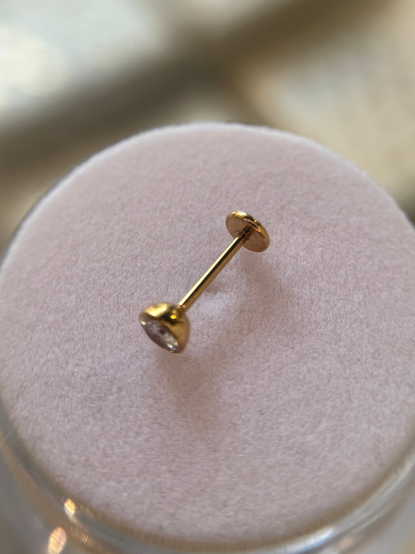 Bordered nose stud push pin