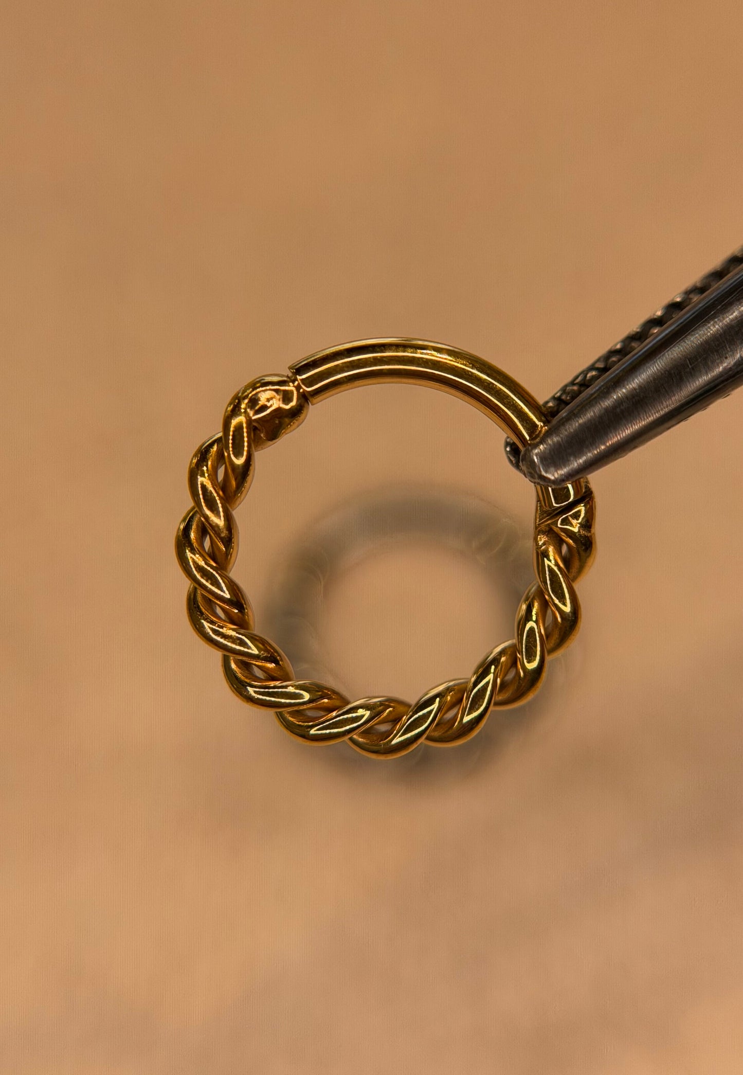 Wire twisted hoop