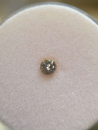 Bordered nose stud push pin