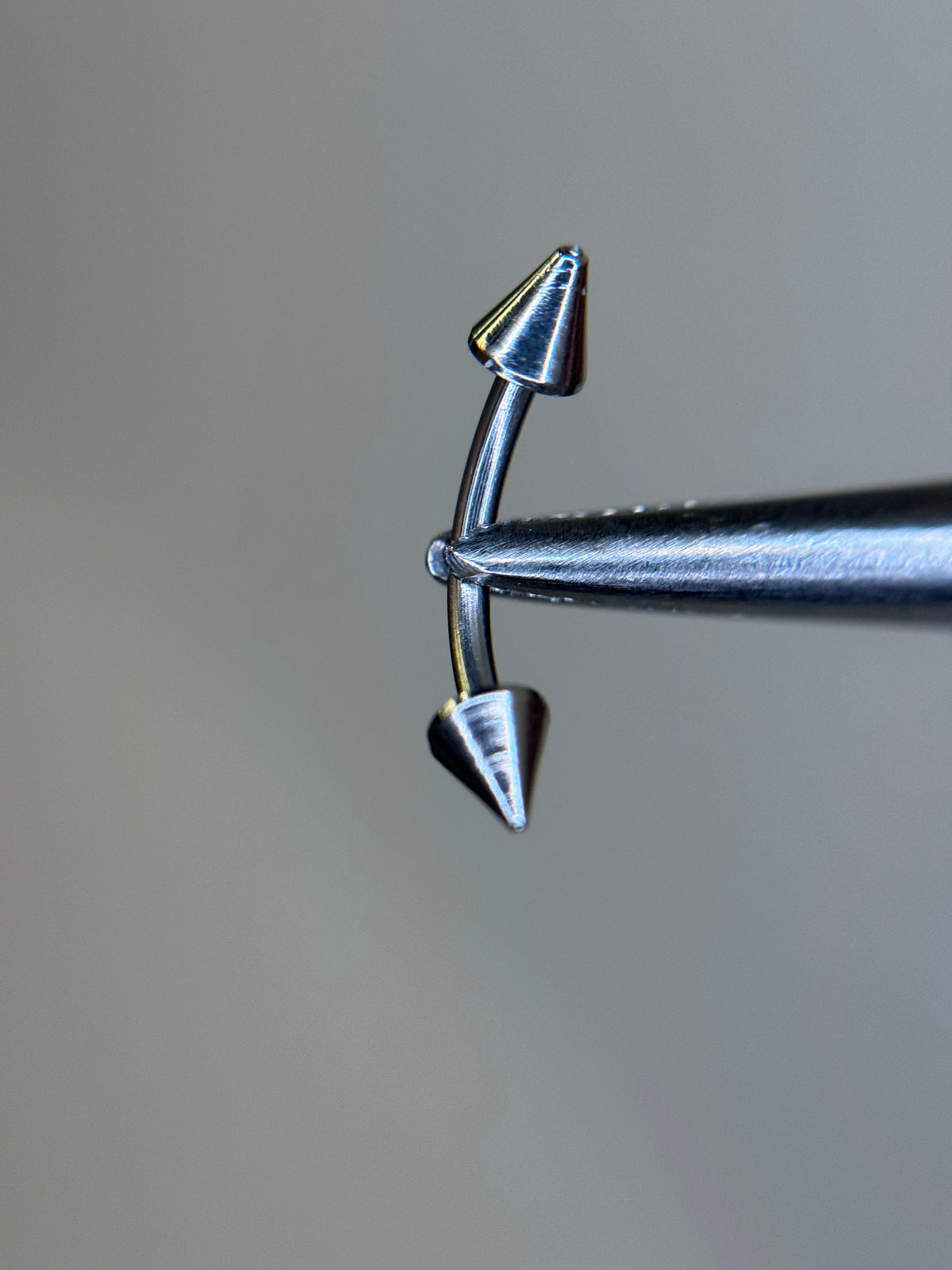 Spike curved barbell